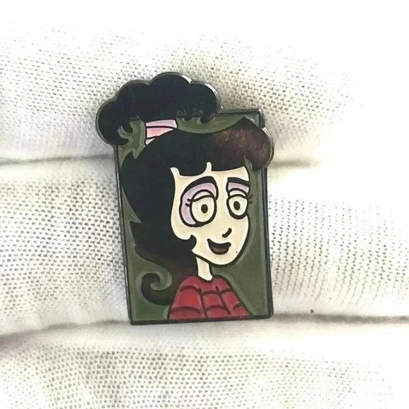 Beetlejuice Lydia Hot Cute lovely Pin - Picture 1 of 1